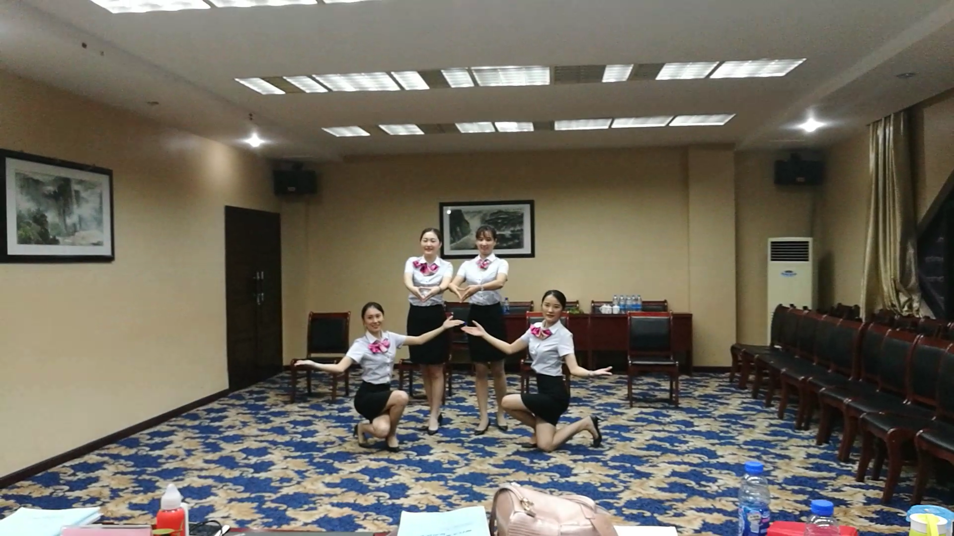 逯瑶老师为中国邮政储蓄银行人员做礼仪培训_545803522430953122